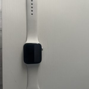 Apple Watch SE (2022) 44mm Cassa in Alluminio Color Argento con Cinturino Sport,