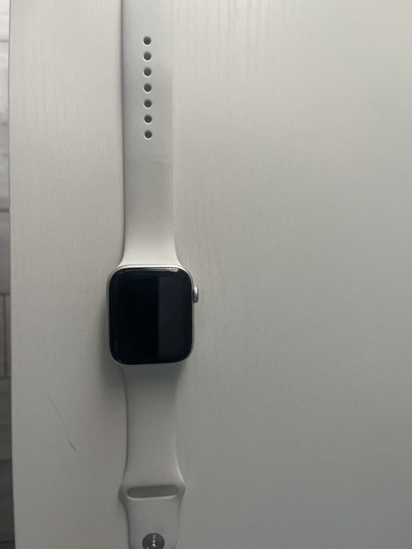 Apple Watch SE (2022) 44mm Cassa in Alluminio Color Argento con Cinturino Sport,